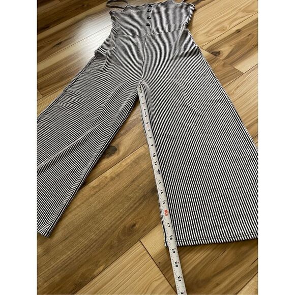 Caution To The Wind Jumpsuit Size Small Black White Pin Stripe Sleeveless - Picture 8 of 10